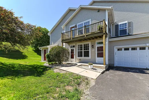 1202 Woodbury Cmn, Waukesha, WI 53189