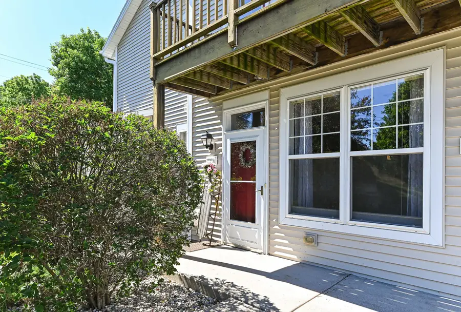 1202 Woodbury Cmn, Waukesha, WI 53189 - #2