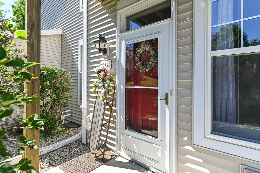 1202 Woodbury Cmn, Waukesha, WI 53189 - #3