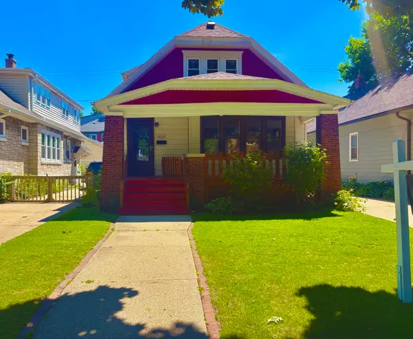 4034 N Larkin St, Shorewood, WI 53211