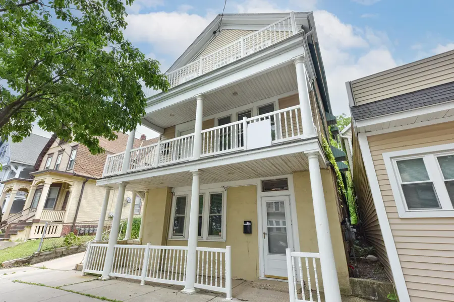 1816 N Arlington Pl, Milwaukee, WI 53202 - #2