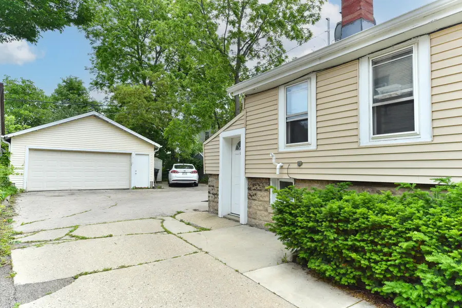 1816 N Arlington Pl, Milwaukee, WI 53202 - #3