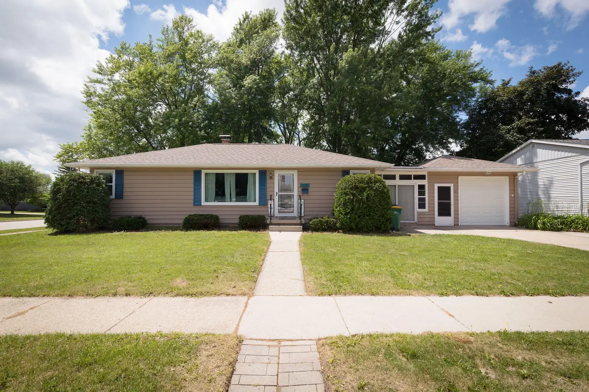642 Vine St, Fond Du Lac, WI 54935 - #1