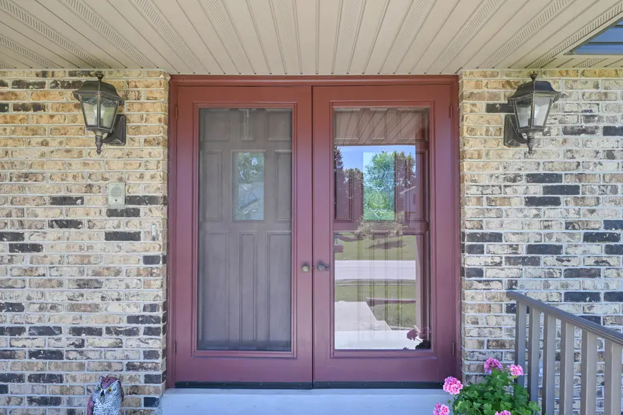 12660 W Crawford Dr, New Berlin, WI 53151 - #2