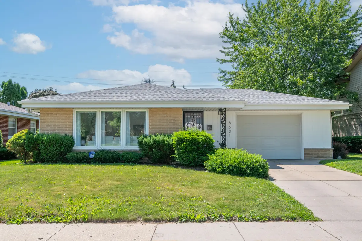 8621 W Grantosa Dr, Milwaukee, WI 53225 - #1