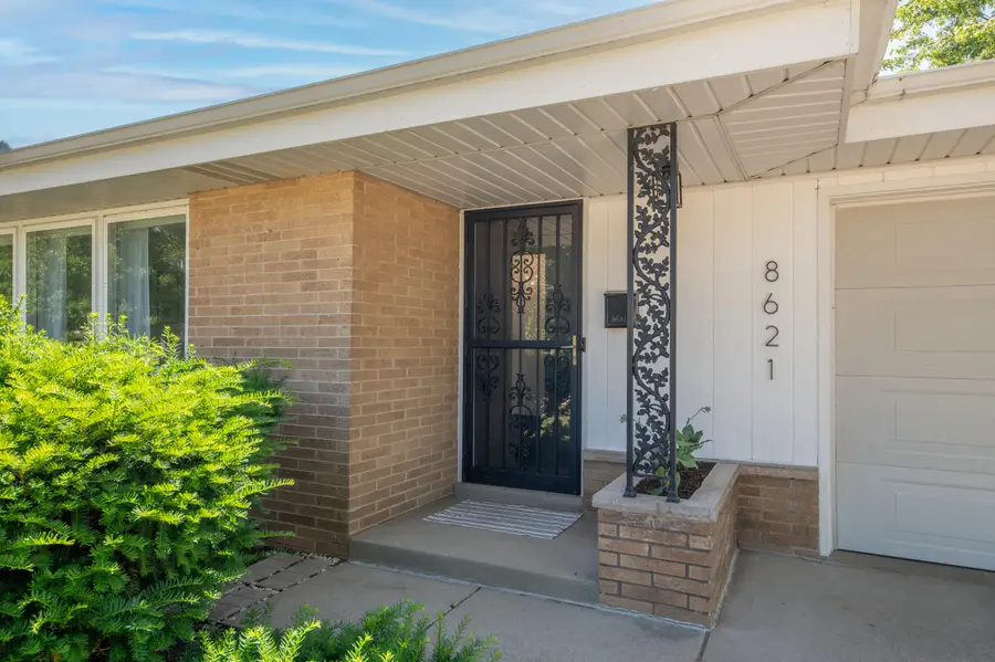 8621 W Grantosa Dr, Milwaukee, WI 53225 - #2