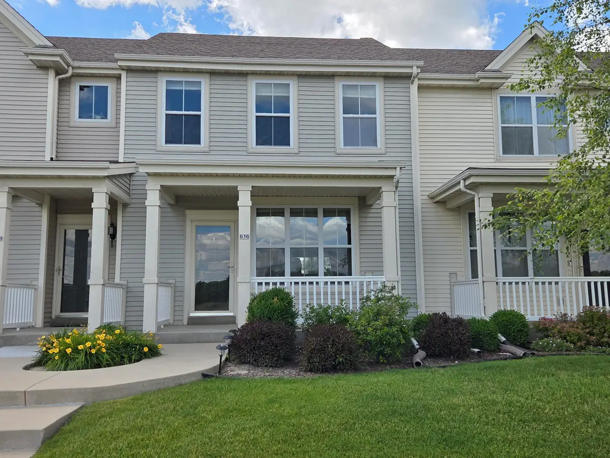 616 Hunter Oaks Blvd, Watertown, WI 53094 - #1