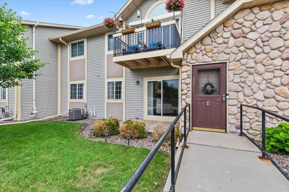 320 E Washington St, Slinger, WI 53086 - #1
