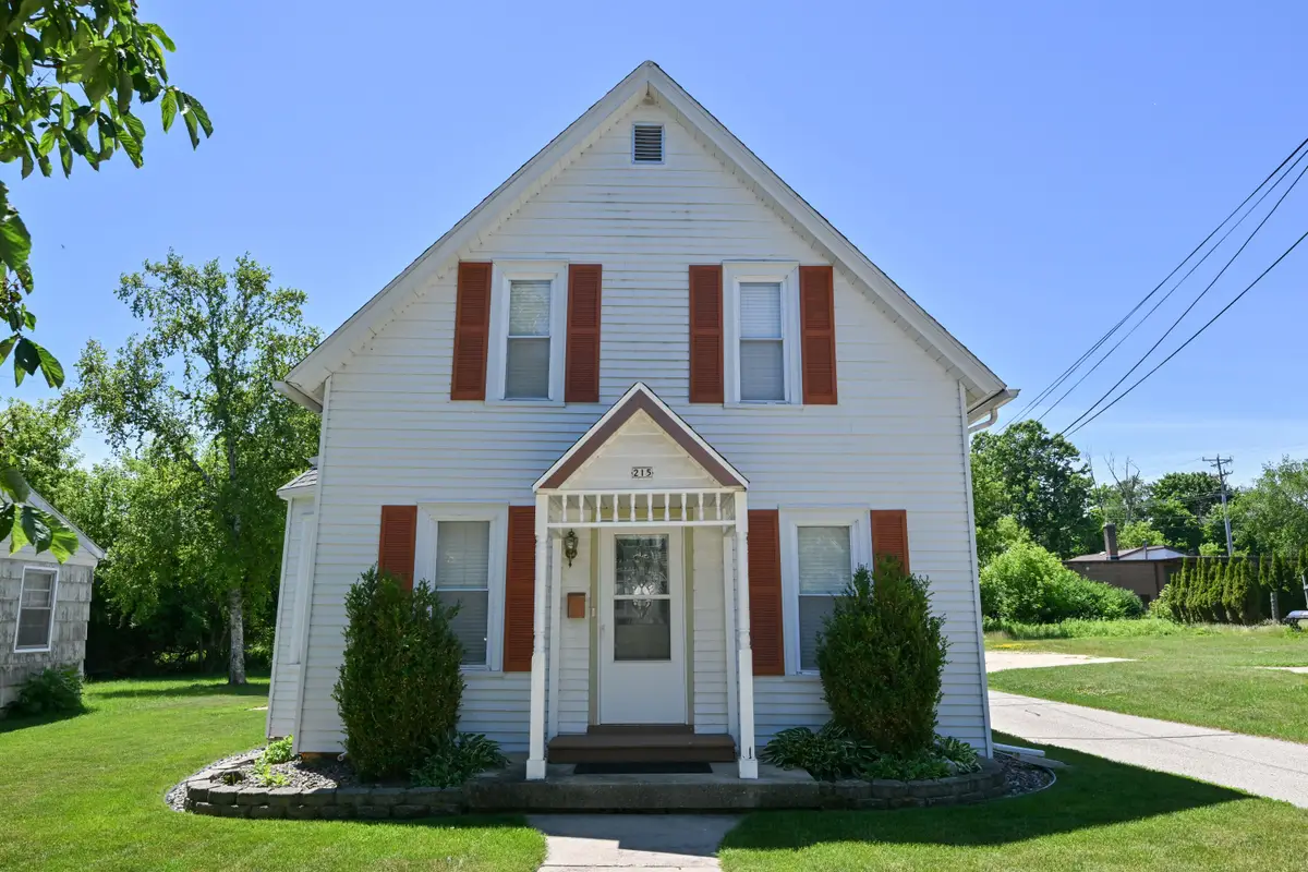 215 W Chestnut St, Port Washington, WI 53074 - #1