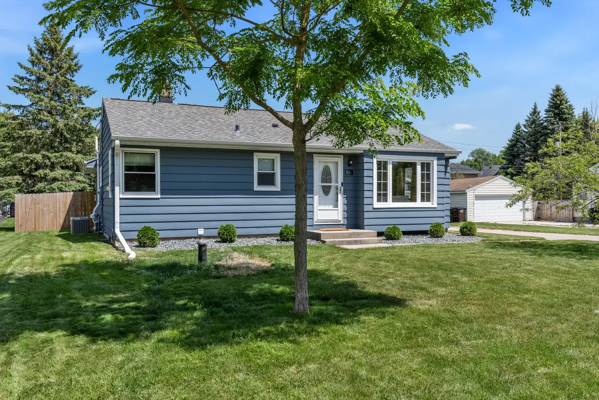 1616 S 167th St, New Berlin, WI 53151 - #1