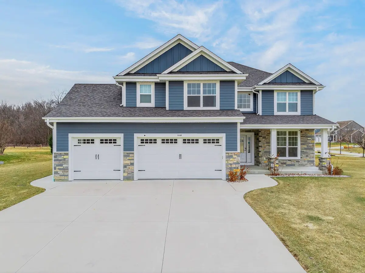 3128 W Hidden Oaks Dr, Franklin, WI 53132 - #1