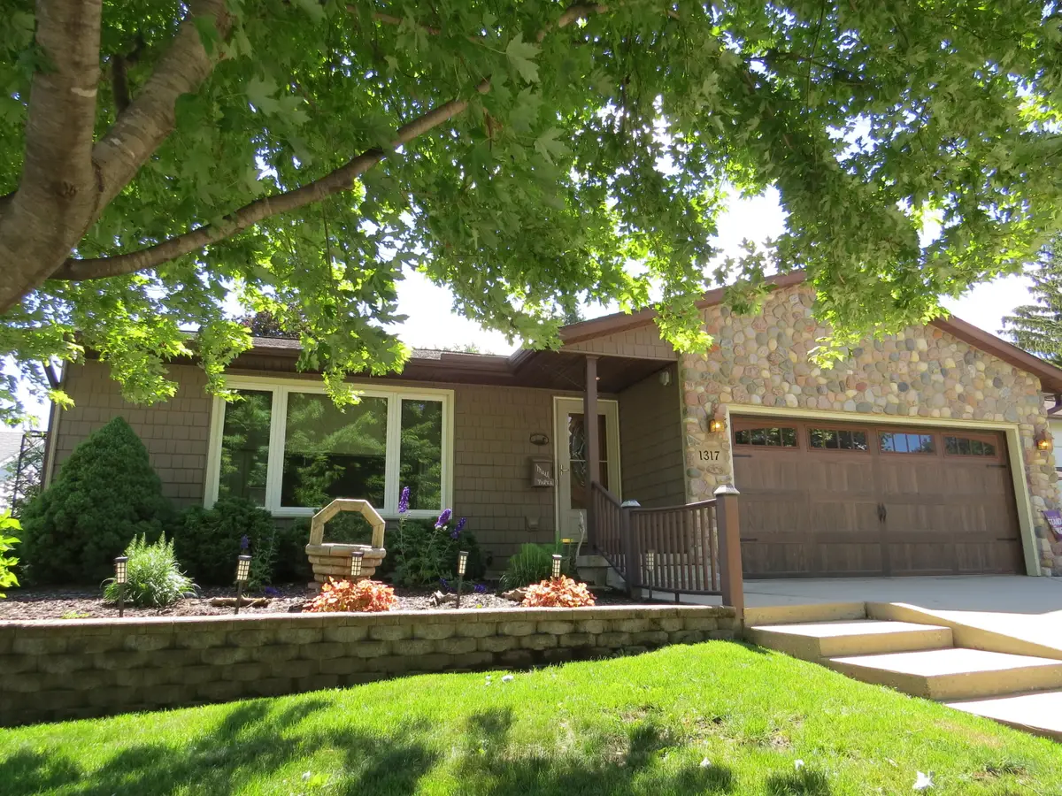 1317 Dakota St, Watertown, WI 53094 - #1