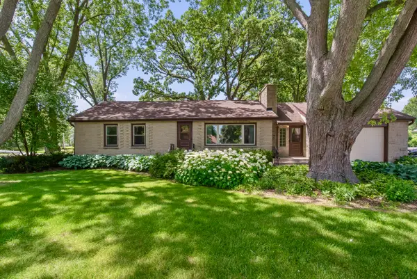 5375 S Tuckaway Dr, Greenfield, WI 53221