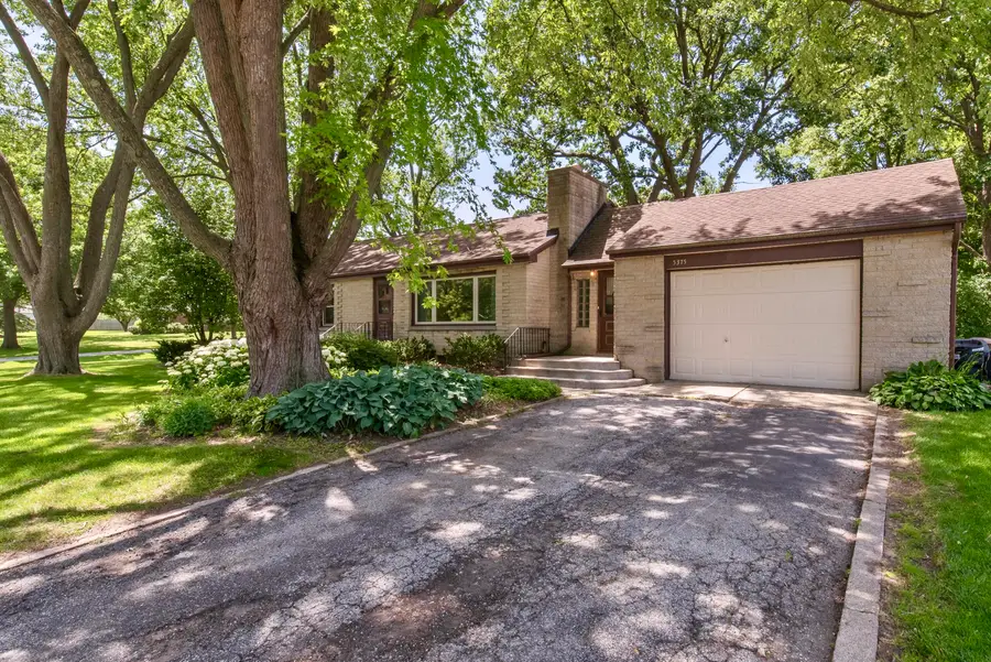 5375 S Tuckaway Dr, Greenfield, WI 53221 - #2