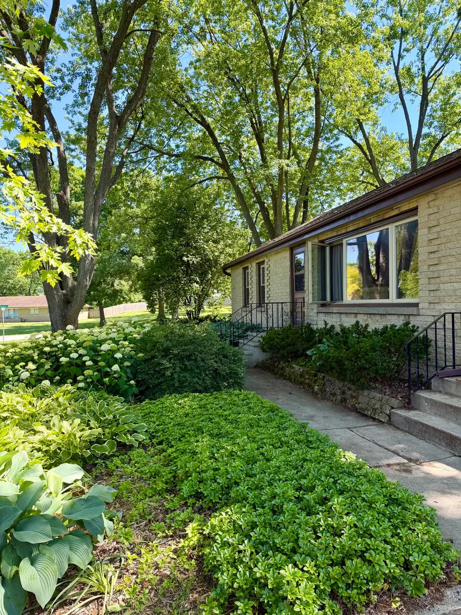 5375 S Tuckaway Dr, Greenfield, WI 53221 - #3