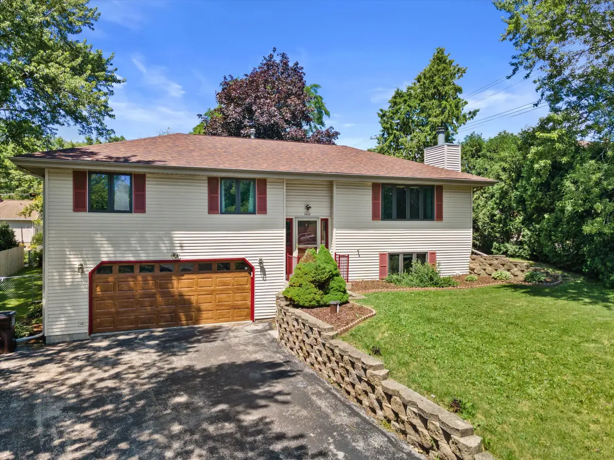 1415 S 167th St, New Berlin, WI 53151 - #1
