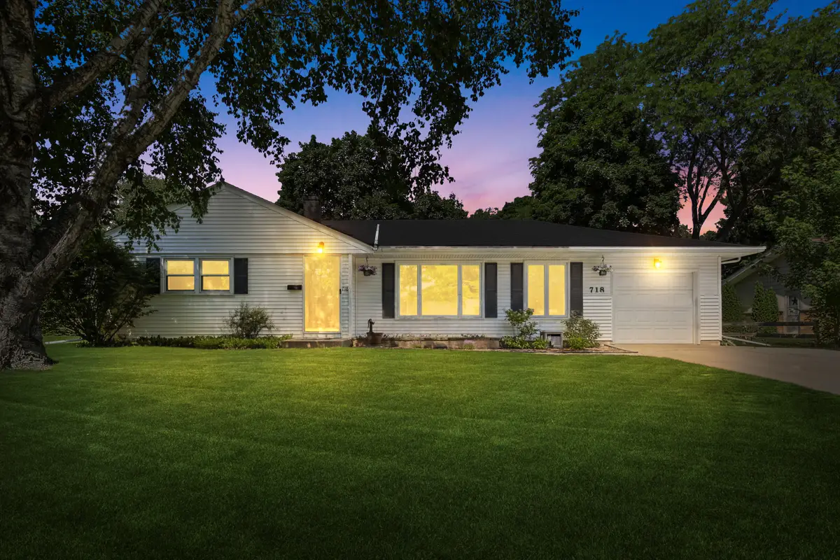 718 S Silverbrook Dr, West Bend, WI 53095 - #1