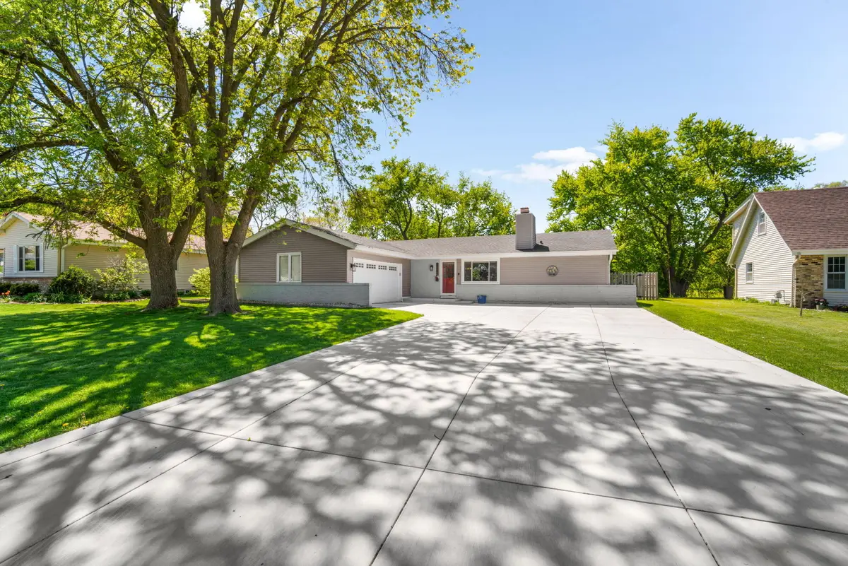 15449 W Mayflower Dr, New Berlin, WI 53151 - #1