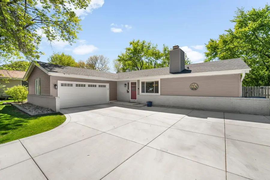 15449 W Mayflower Dr, New Berlin, WI 53151 - #2