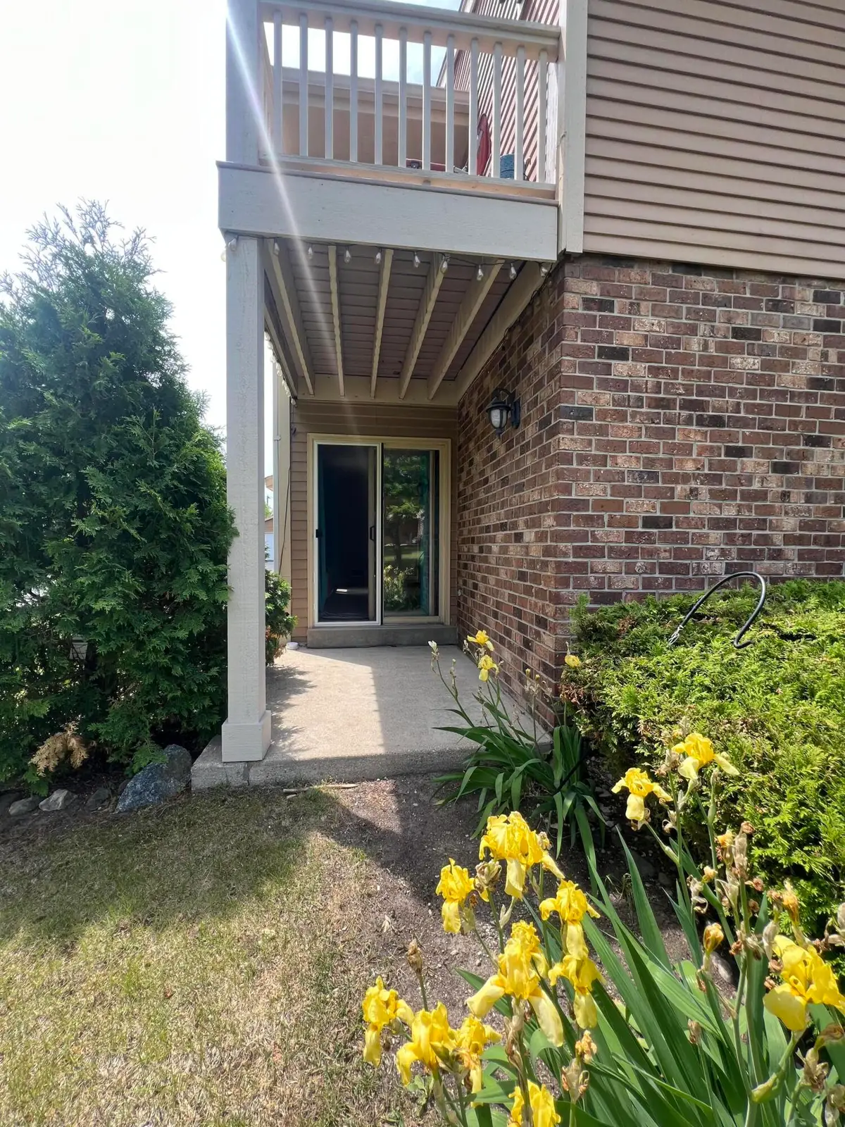 4615 S Woodland Dr, Greenfield, WI 53220 - #1
