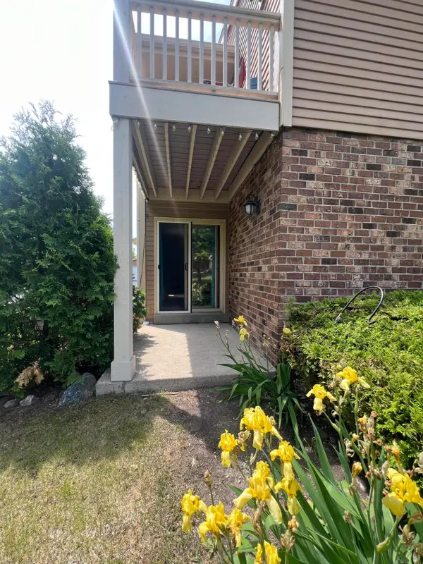 4615 S Woodland Dr, Greenfield, WI 53220