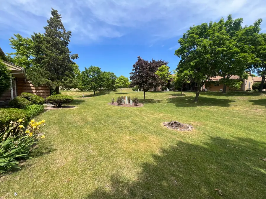 4615 S Woodland Dr, Greenfield, WI 53220 - #2