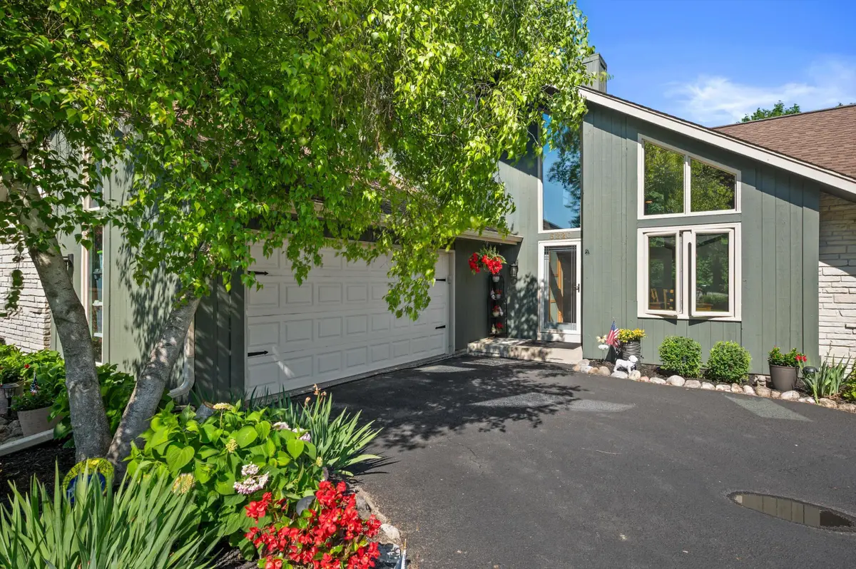 5220 S Skyline Dr, New Berlin, WI 53151 - #1