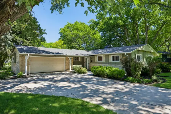 601 W Grand Ave, Thiensville, WI 53092