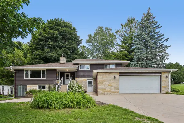 W270N195 Arrowhead Trl, Pewaukee, WI 53188