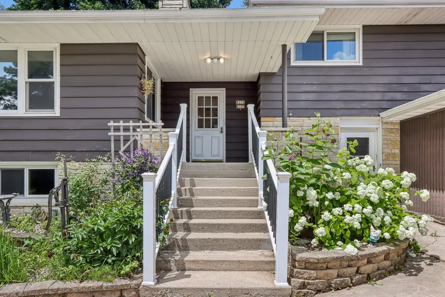 W270N195 Arrowhead Trl, Pewaukee, WI 53188 - #2