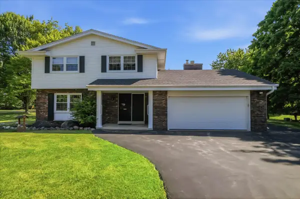 7881 Hill 'n Dale Ct, Cedarburg, WI 53012