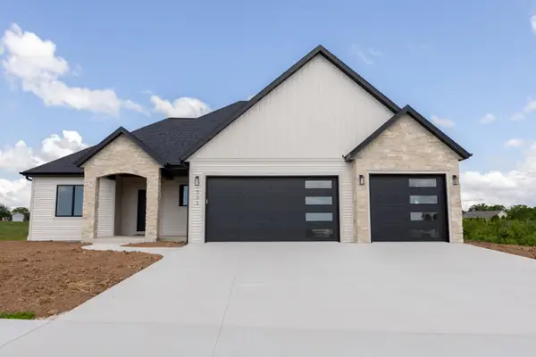 332 S 2nd St, Oostburg, WI 53070