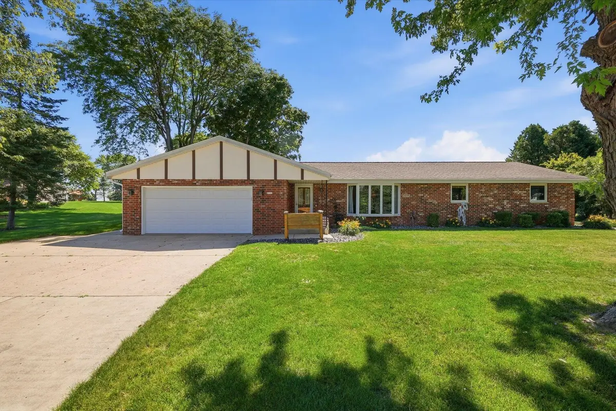 4112 Mueller Dr, Hartford, WI 53027 - #1