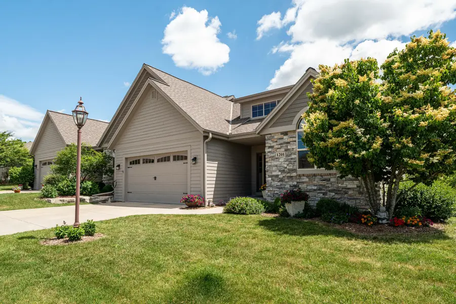 1201 Woodland Hills Dr, Waukesha, WI 53188 - #2