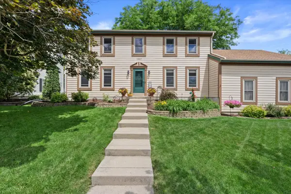 1237 Cavalier Dr, Waukesha, WI 53186