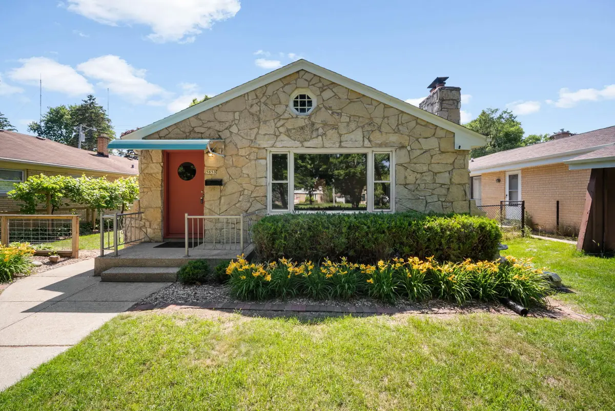 5653 N Milwaukee River Pkwy, Glendale, WI 53209 - #1