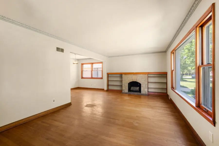 5653 N Milwaukee River Pkwy, Glendale, WI 53209 - #3