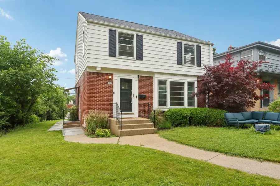 4315 N Wildwood Ave, Shorewood, WI 53211 - #3