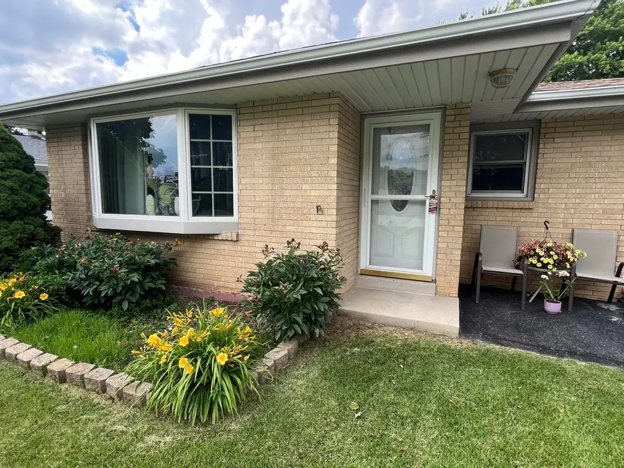 5324 W Allerton Ave, Greenfield, WI 53220 - #2