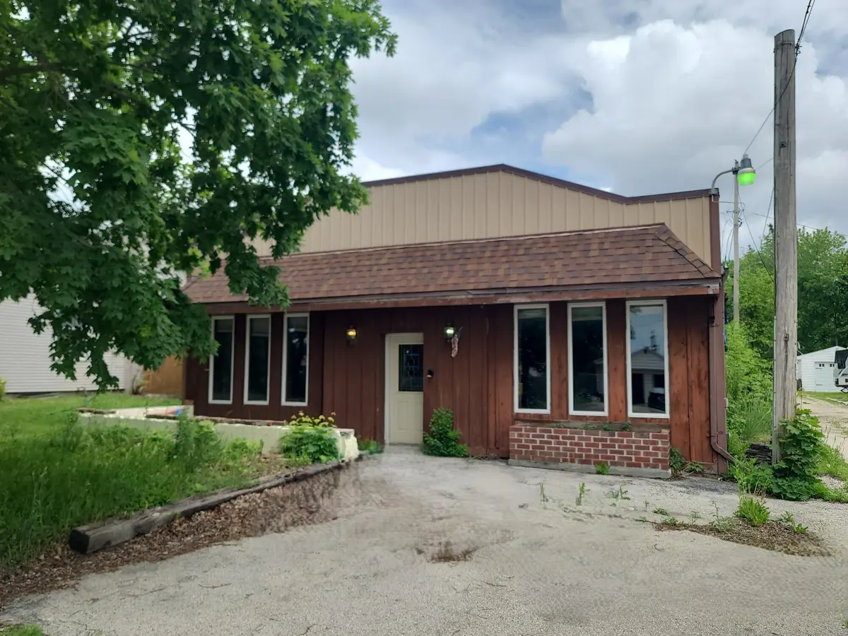 227 N Harmon St, Waldo, WI 53093 - #1