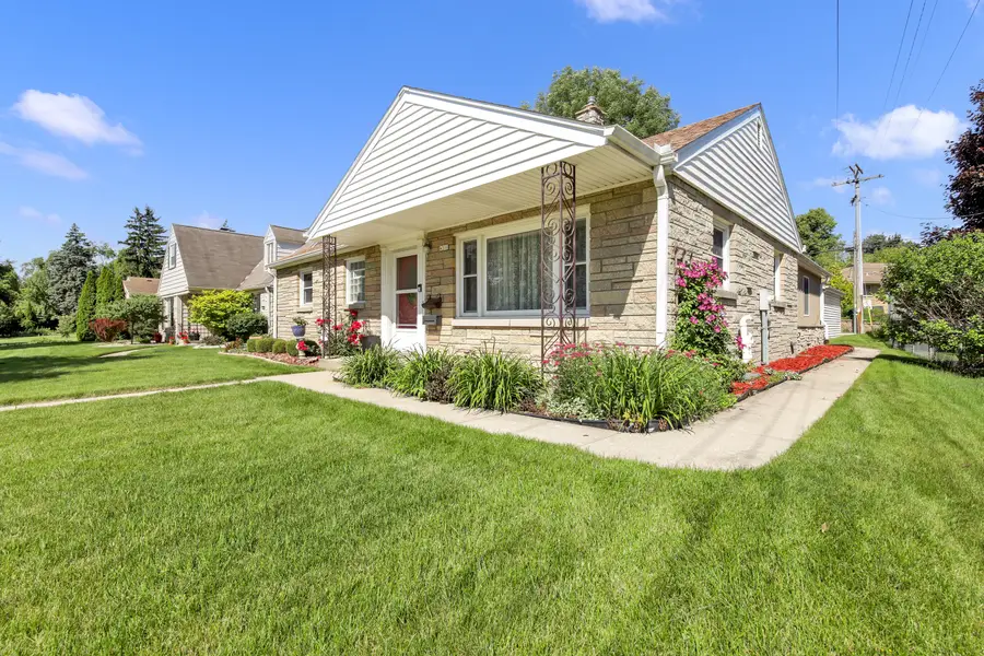4310 W Anthony Dr, Greenfield, WI 53219 - #3