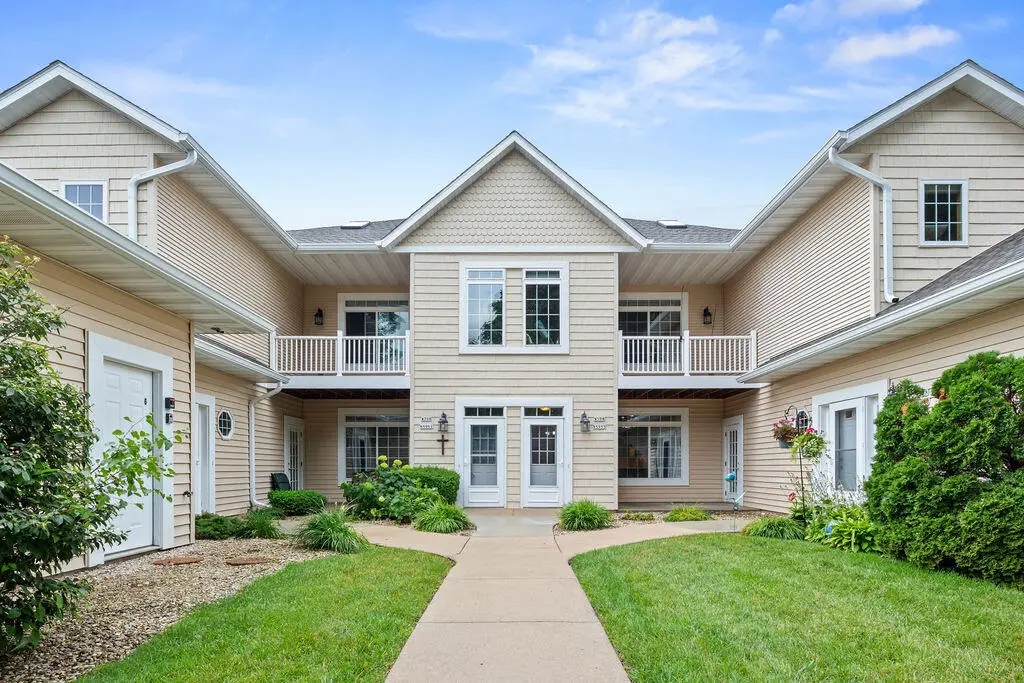 W398N5953 Autumn Woods Dr, Oconomowoc, WI 53066 - #1