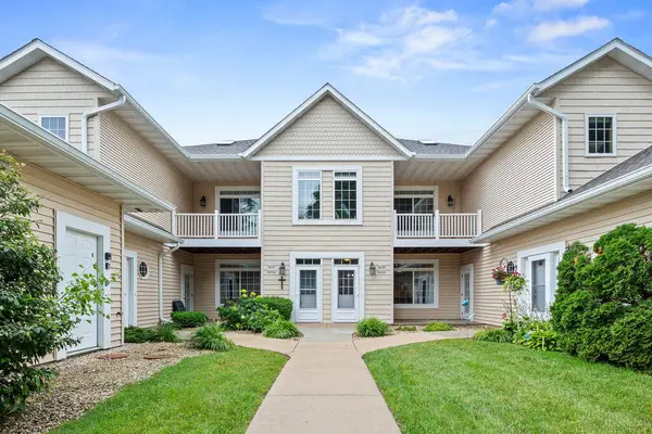 W398N5953 Autumn Woods Dr, Oconomowoc, WI 53066