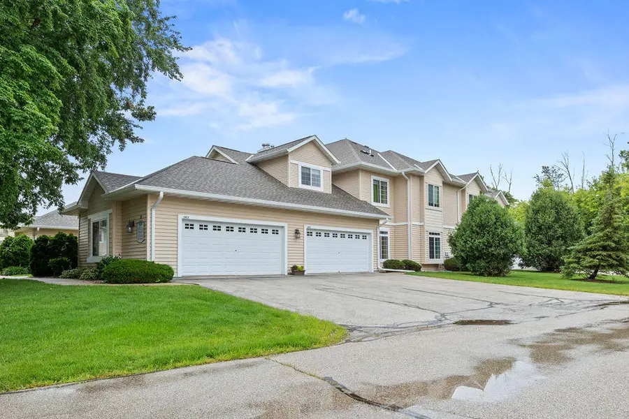 W398N5953 Autumn Woods Dr, Oconomowoc, WI 53066 - #2