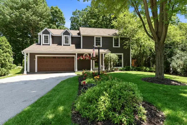 900 Apple Tree Ln, Brookfield, WI 53005
