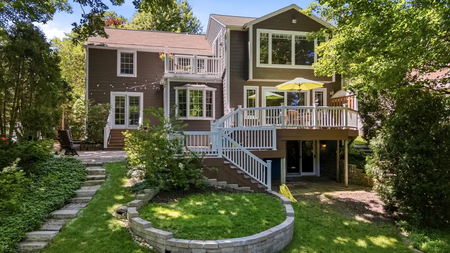 900 Apple Tree Ln, Brookfield, WI 53005 - #2