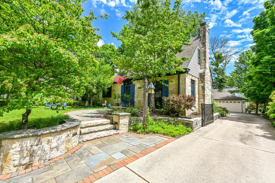 8332 N Greenvale Rd, Fox Point, WI 53217 - #2