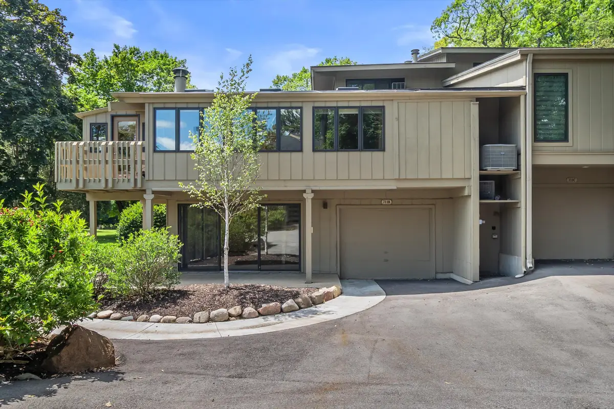 711 Thornridge Ct, Fontana, WI 53125 - #1