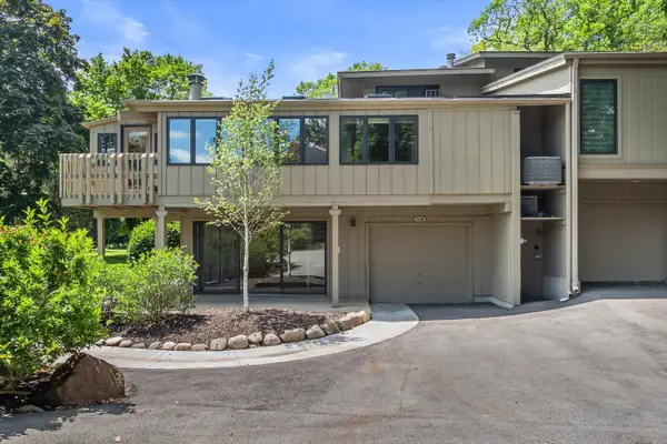 711 Thornridge Ct, Fontana, WI 53125