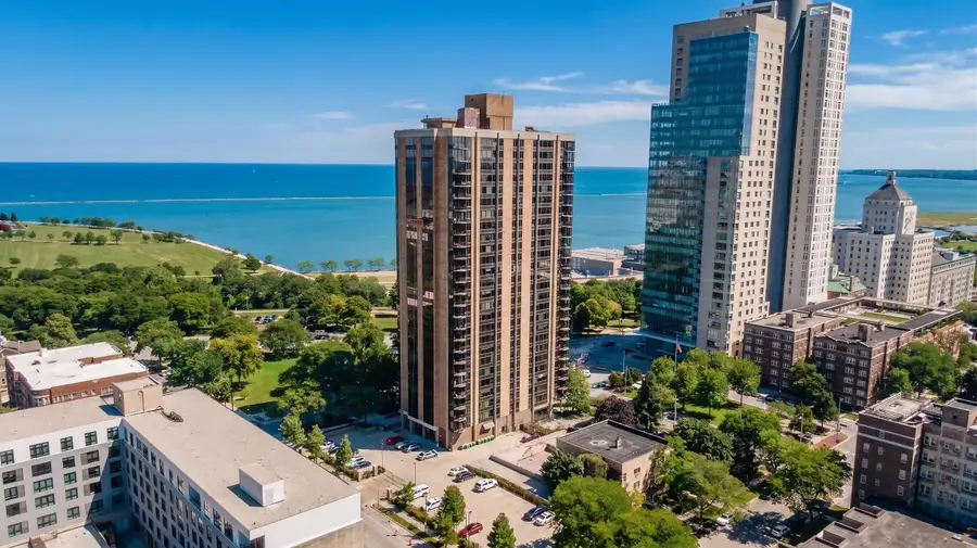 929 N Astor St, Milwaukee, WI 53202 - #2